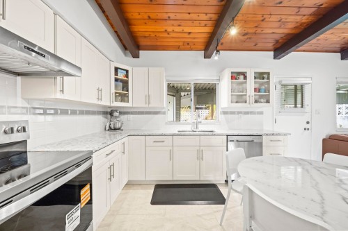 39 Mott Crescent, New Westminster, BC - Indoor Photo Showing Kitchen With Upgraded Kitchen