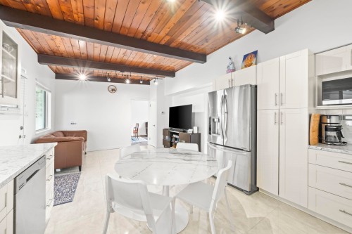 39 Mott Crescent, New Westminster, BC - Indoor Photo Showing Kitchen