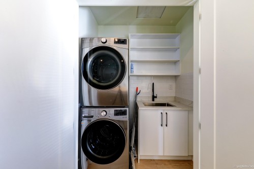 10460 Williams Road, Richmond, BC - Indoor Photo Showing Laundry Room