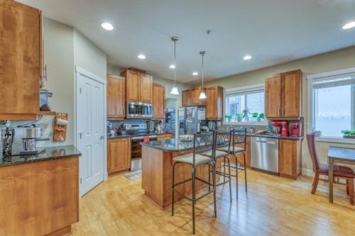 22834 Foreman Drive, Maple Ridge, BC - Indoor Photo Showing Kitchen