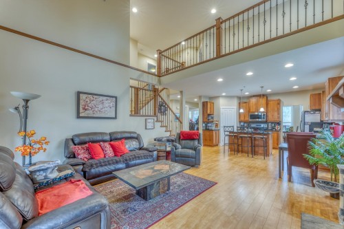 22834 Foreman Drive, Maple Ridge, BC - Indoor Photo Showing Living Room