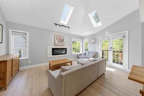 1788 Gordon Avenue, West Vancouver, BC - Indoor Photo Showing Living Room With Fireplace