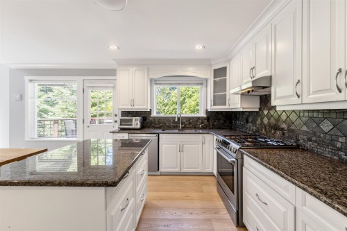 1788 Gordon Avenue, West Vancouver, BC - Indoor Photo Showing Kitchen