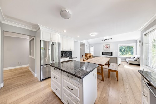 1788 Gordon Avenue, West Vancouver, BC - Indoor Photo Showing Kitchen With Upgraded Kitchen