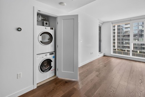 907-8199 Capstan Way, Richmond, BC - Indoor Photo Showing Laundry Room