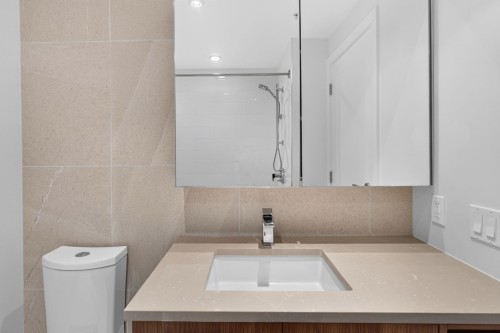 907-8199 Capstan Way, Richmond, BC - Indoor Photo Showing Bathroom