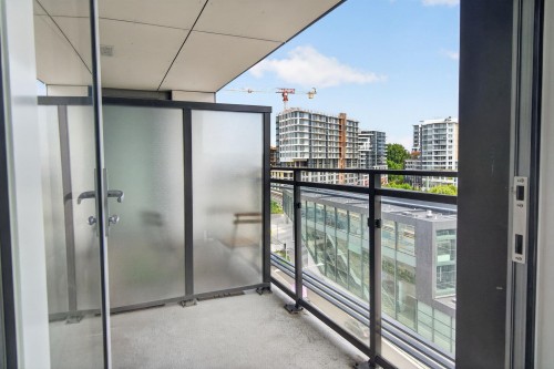 907-8199 Capstan Way, Richmond, BC -  With Exterior