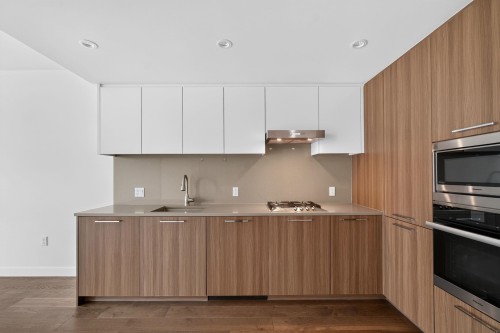 907-8199 Capstan Way, Richmond, BC - Indoor Photo Showing Kitchen