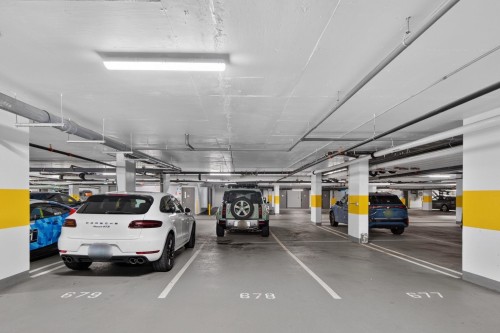 907-8199 Capstan Way, Richmond, BC - Indoor Photo Showing Garage