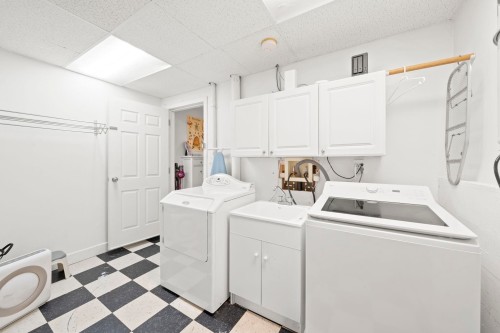 507 Jefferson Avenue, Coquitlam, BC - Indoor Photo Showing Laundry Room
