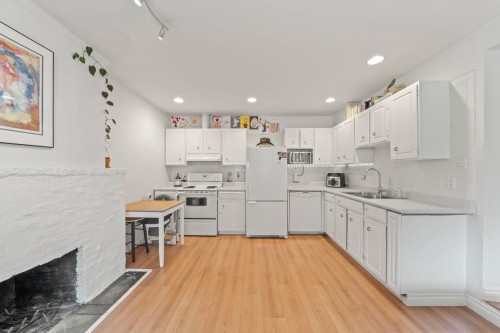 507 Jefferson Avenue, Coquitlam, BC - Indoor Photo Showing Kitchen