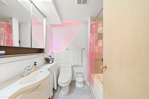 507 Jefferson Avenue, Coquitlam, BC - Indoor Photo Showing Bathroom