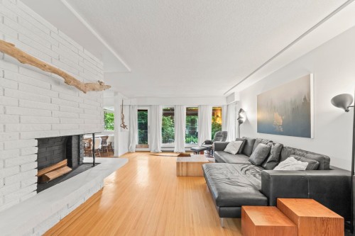 507 Jefferson Avenue, Coquitlam, BC - Indoor Photo Showing Living Room With Fireplace