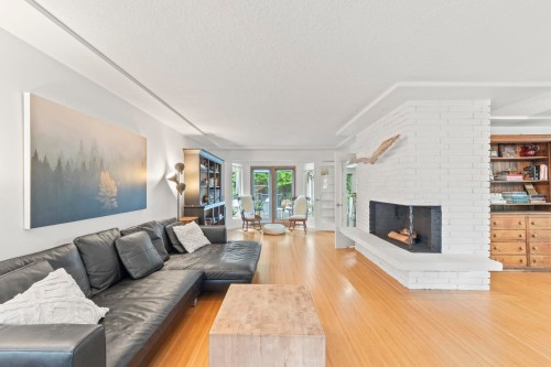 507 Jefferson Avenue, Coquitlam, BC - Indoor Photo Showing Living Room With Fireplace