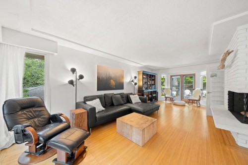 507 Jefferson Avenue, Coquitlam, BC - Indoor Photo Showing Living Room With Fireplace