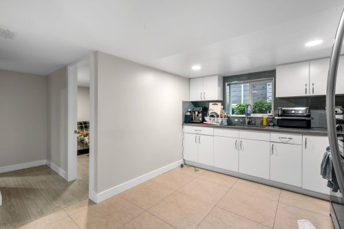 1315 Pitt River Road, Port Coquitlam, BC - Indoor Photo Showing Kitchen