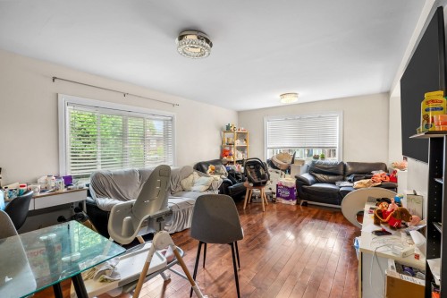1315 Pitt River Road, Port Coquitlam, BC - Indoor Photo Showing Living Room