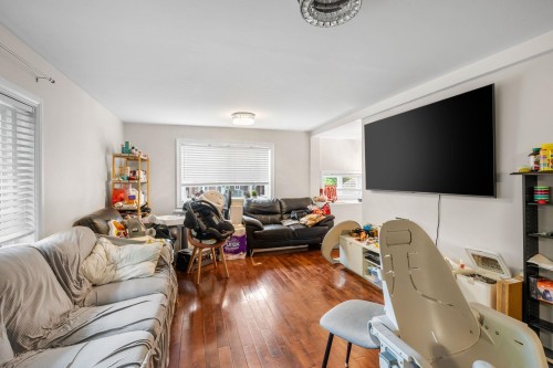 1315 Pitt River Road, Port Coquitlam, BC - Indoor Photo Showing Living Room