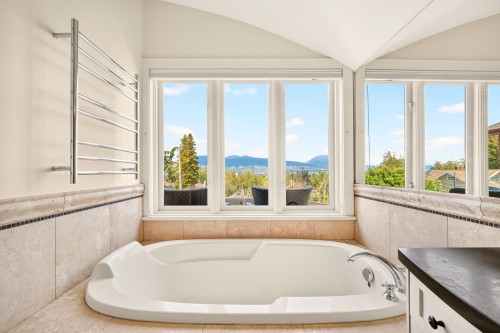 3835 12Th Avenue W, Vancouver, BC - Indoor Photo Showing Bathroom