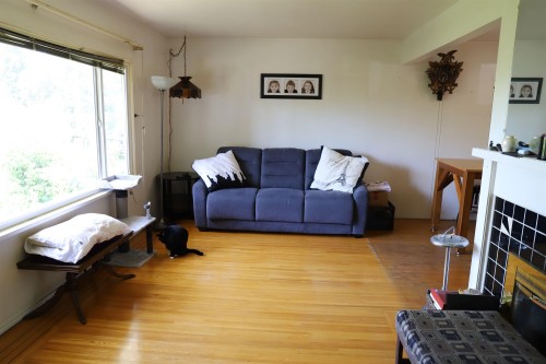 3831 Marine Drive, Burnaby, BC - Indoor Photo Showing Living Room