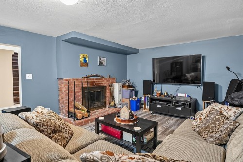 415 Eighth Avenue E, New Westminster, BC - Indoor Photo Showing Living Room With Fireplace