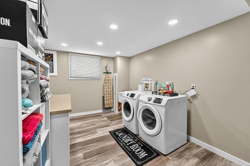 415 Eighth Avenue E, New Westminster, BC - Indoor Photo Showing Laundry Room