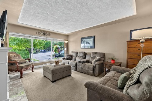 415 Eighth Avenue E, New Westminster, BC - Indoor Photo Showing Living Room