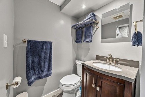 415 Eighth Avenue E, New Westminster, BC - Indoor Photo Showing Bathroom