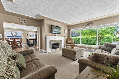 415 Eighth Avenue E, New Westminster, BC - Indoor Photo Showing Living Room With Fireplace