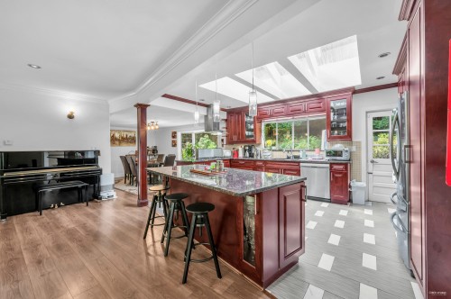 341 Rabbit Lane, West Vancouver, BC - Indoor Photo Showing Kitchen