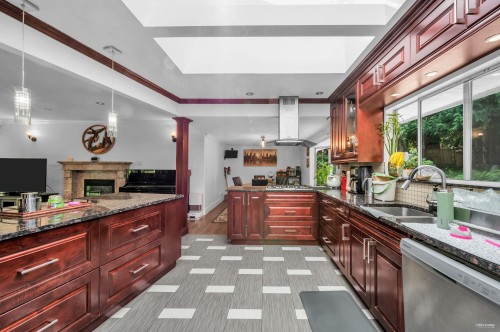 341 Rabbit Lane, West Vancouver, BC - Indoor Photo Showing Kitchen With Double Sink