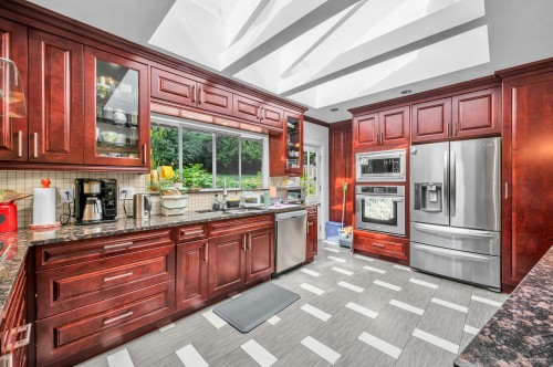 341 Rabbit Lane, West Vancouver, BC - Indoor Photo Showing Kitchen With Double Sink