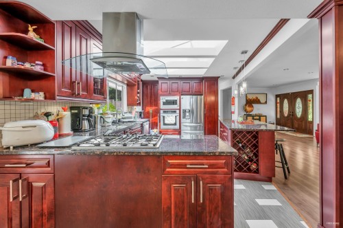 341 Rabbit Lane, West Vancouver, BC - Indoor Photo Showing Kitchen