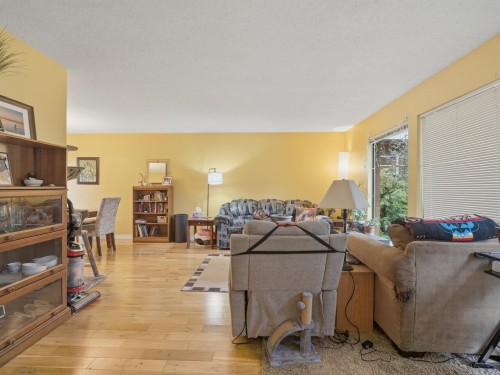 3183 Beacon Drive, Coquitlam, BC - Indoor Photo Showing Living Room