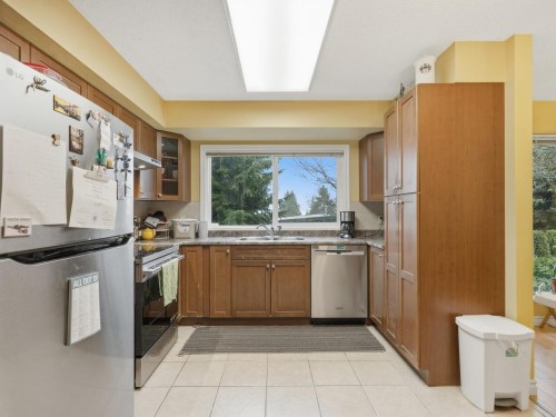 3183 Beacon Drive, Coquitlam, BC - Indoor Photo Showing Kitchen With Double Sink