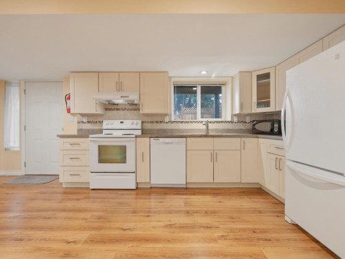 3183 Beacon Drive, Coquitlam, BC - Indoor Photo Showing Kitchen