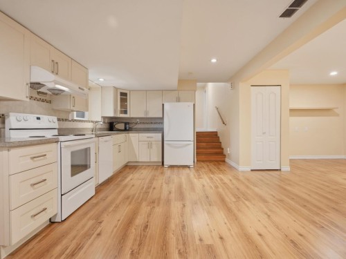 3183 Beacon Drive, Coquitlam, BC - Indoor Photo Showing Kitchen