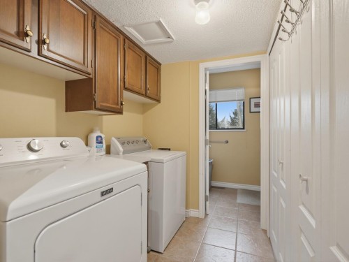3183 Beacon Drive, Coquitlam, BC - Indoor Photo Showing Laundry Room