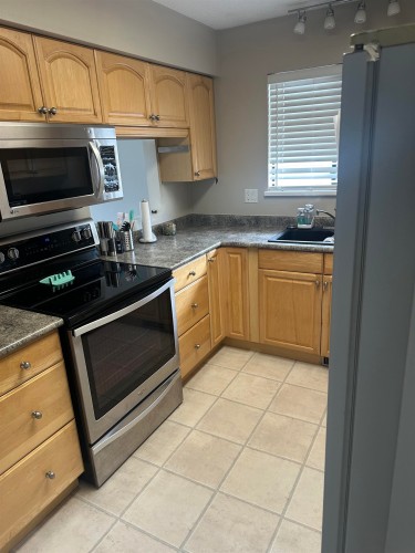 3177 Toba Drive, Coquitlam, BC - Indoor Photo Showing Kitchen