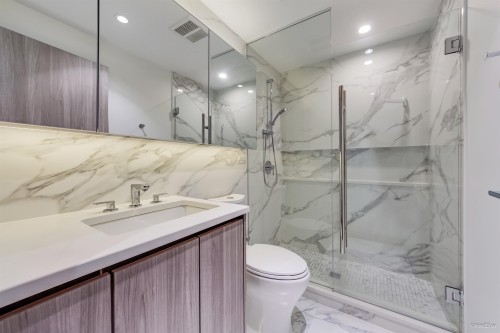 1096-8671 Hazelbridge Way, Richmond, BC - Indoor Photo Showing Bathroom