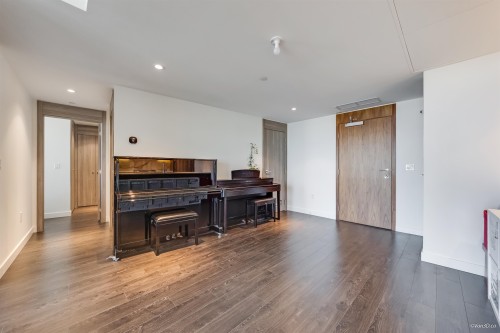 1096-8671 Hazelbridge Way, Richmond, BC - Indoor