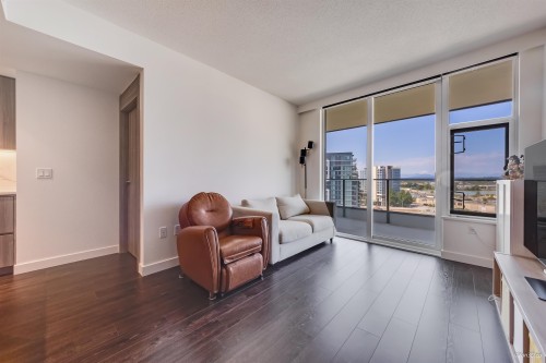 1096-8671 Hazelbridge Way, Richmond, BC - Indoor Photo Showing Living Room