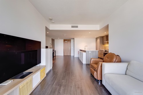 1096-8671 Hazelbridge Way, Richmond, BC - Indoor Photo Showing Living Room