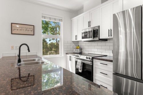 303-1375 View Crescent, Delta, BC - Indoor Photo Showing Kitchen With Double Sink With Upgraded Kitchen
