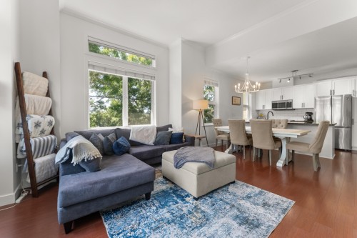 303-1375 View Crescent, Delta, BC - Indoor Photo Showing Living Room