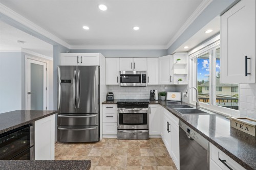 22715 124 Avenue, Maple Ridge, BC - Indoor Photo Showing Kitchen With Double Sink With Upgraded Kitchen