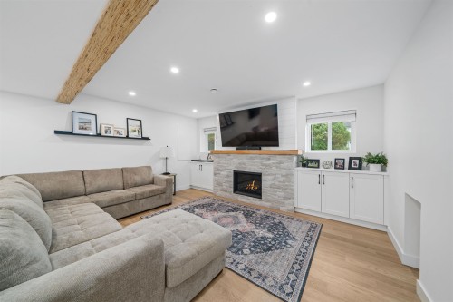 22715 124 Avenue, Maple Ridge, BC - Indoor Photo Showing Living Room With Fireplace