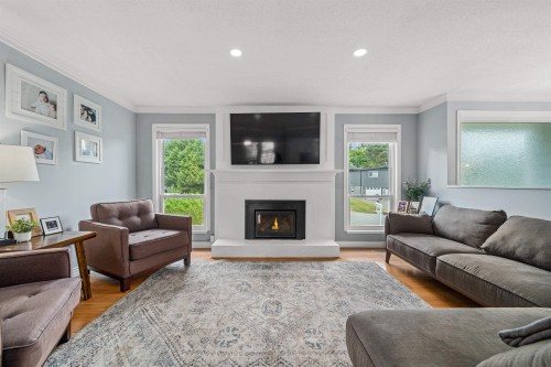 22715 124 Avenue, Maple Ridge, BC - Indoor Photo Showing Living Room With Fireplace