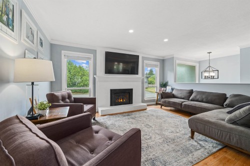 22715 124 Avenue, Maple Ridge, BC - Indoor Photo Showing Living Room With Fireplace