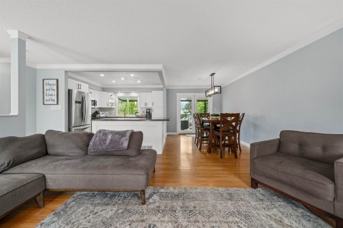 22715 124 Avenue, Maple Ridge, BC - Indoor Photo Showing Living Room